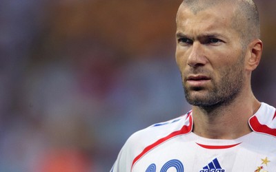 飞亚体育热议-诺伊尔训练中加练扑点球